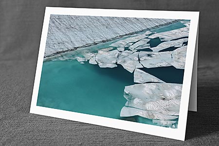 A5-Fotokarte/Klappkarte mit hochwertigem Papierabzug, Einlageblatt und Umschlag. Fototitel: Eisschollen auf Gletschersee (Klappkarte, Kunstkarte)