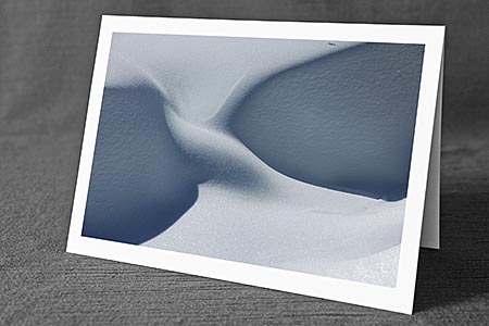 A5-Fotokarte/Klappkarte mit hochwertigem Papierabzug, Einlageblatt und Umschlag. Fototitel: Kunstvoll geformte Schneeverwehung (Klappkarte, Kunstkarte)