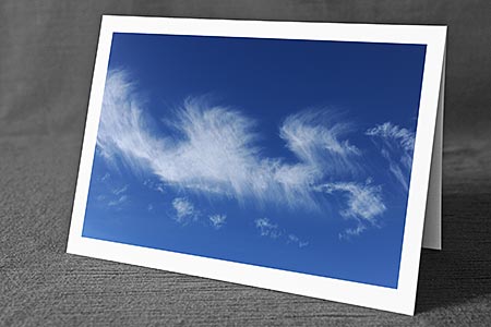 A5-Fotokarte/Klappkarte mit hochwertigem Papierabzug, Einlageblatt und Umschlag. Fototitel: Kleine Federwolken zieren den blauen Himmel (Klappkarte, Kunstkarte)