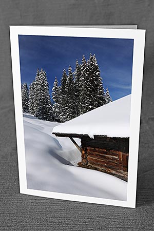 A5-Fotokarte/Klappkarte mit hochwertigem Papierabzug, Einlageblatt und Umschlag. Fototitel: Alphütte und verschneiter Tannenwald (Klappkarte, Kunstkarte)