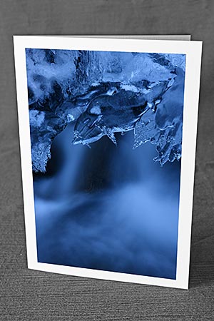 A5-Fotokarte/Klappkarte mit hochwertigem Papierabzug, Einlageblatt und Umschlag. Fototitel: Kunstvolle Eisgebilde in Bergbach (Langzeitbelichtung) (Klappkarte, Kunstkarte)
