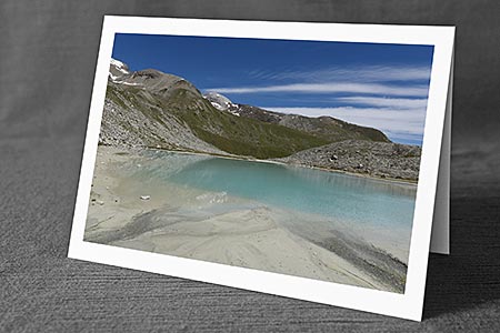 A5-Fotokarte/Klappkarte mit hochwertigem Papierabzug, Einlageblatt und Umschlag. Fototitel: Bergsee im Vorfeld eines Gletschers (Klappkarte, Kunstkarte)