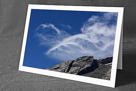 A5-Fotokarte/Klappkarte mit hochwertigem Papierabzug, Einlageblatt und Umschlag. Fototitel: Lustige, leichte Wolken am blauen Himmel (Klappkarte, Kunstkarte)