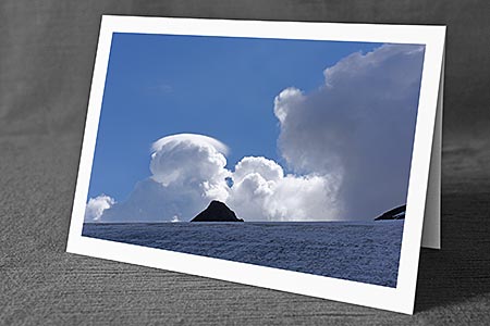 A5-Fotokarte/Klappkarte mit hochwertigem Papierabzug, Einlageblatt und Umschlag. Fototitel: Wolkenstimmung über Bergspitze im Horizont. (Klappkarte, Kunstkarte)