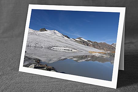 A5-Fotokarte/Klappkarte mit hochwertigem Papierabzug, Einlageblatt und Umschlag. Fototitel: Gletschersee mit Spiegelung (Klappkarte, Kunstkarte)
