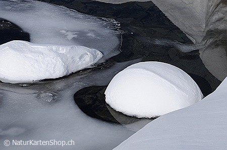 A5-Fotokarte/Klappkarte mit hochwertigem Papierabzug, Einlageblatt und Umschlag. Fototitel: Rund geformte Schneehaube (Klappkarte, Kunstkarte)