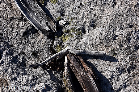A5-Fotokarte/Klappkarte mit hochwertigem Papierabzug, Einlageblatt und Umschlag. Fototitel: Holzstücke auf Felsplatte (Klappkarte, Kunstkarte)