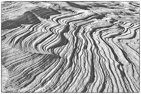 A5-Fotokarte/Klappkarte mit hochwertigem Papierabzug, Einlageblatt und Umschlag. Fototitel: Vom Wind geformte Schneeoberfläche (Schwarz/Weiss) (Klappkarte, Kunstkarte)