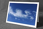 Fotokarte: Kleine Federwolken zieren den blauen Himmel