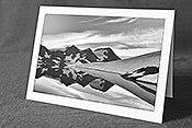 Fotokarte F140491_SW: Spiegelung einer hochalpinen Berglandschaft in Bergsee (Schwarz/Weiss)