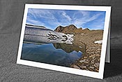 Fotokarte F140508: Spiegelung mit speziellem Muster in Berglandschaft