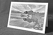 Fotokarte F140508_SW: Spiegelung einer kargen Berglandschaft in Bergsee (Schwarz/Weiss)
