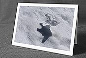 Fotokarte: Lustig geformtes Schneestück mit ebenso lustigem Schattenwurf