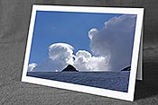 Fotokarte F153915: Wolkenstimmung über Bergspitze im Horizont.